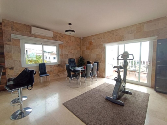 Imagen 4 de FANTASTICA VILLA EN ZONA BAJA DE LA CAPELLANIA CON PISCINA Y APARTAMENTO INDENDIENTE