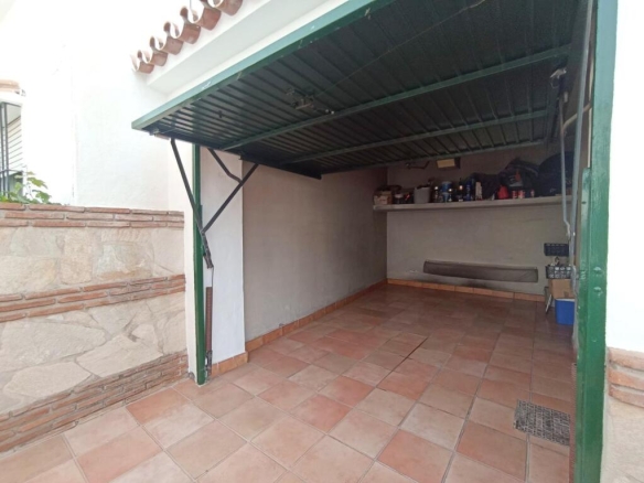 Imagen 2 de CASA ADOSADA EN PUEBLO LOPEZ-CENTRO FUENGIROLA