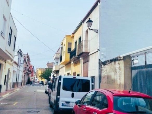 L Valencia
