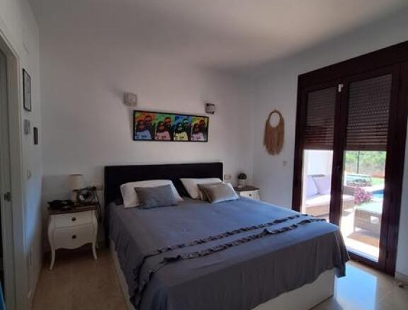 PRECIOSO PAREADO CON PISCINA PRIVADA