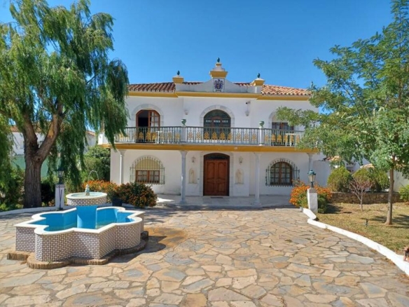 Imagen 2 de ESPECTACULAR VILLA . PARCELA DE 2900M2. PISCINA Y PISTA DE TENIS PRIVADAS