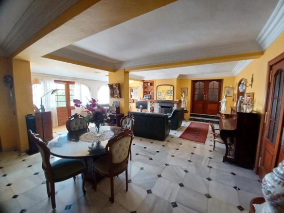 Imagen 3 de ESPECTACULAR VILLA . PARCELA DE 2900M2. PISCINA Y PISTA DE TENIS PRIVADAS