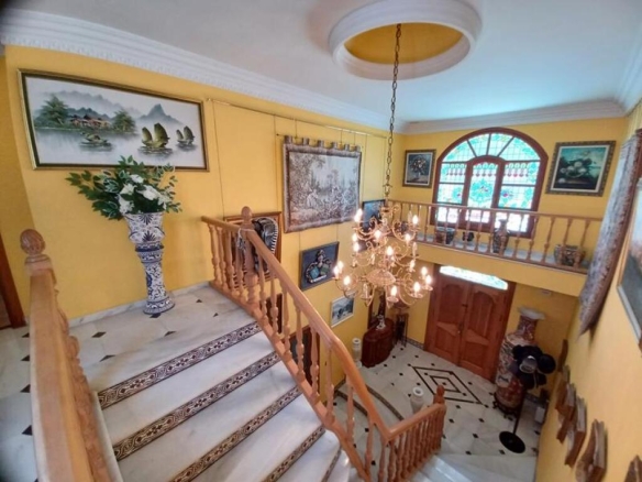 Imagen 4 de ESPECTACULAR VILLA . PARCELA DE 2900M2. PISCINA Y PISTA DE TENIS PRIVADAS