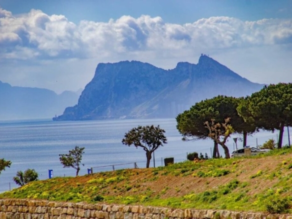 Imagen 1 de PARCELA URBANIZABLE CON ESPECTACULARS VISTAS AL MAR EN BAHIA DE LAS ROCAS