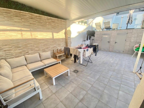 Imagen 2 de ESPECTACULAR CHALET PAREADO EN ESQUINA EN INTELHORCE