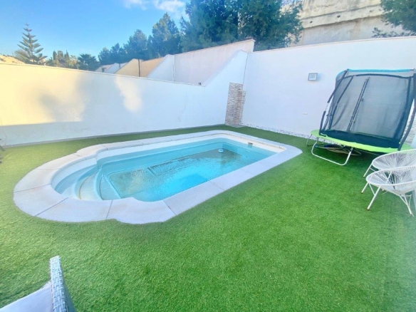 Imagen 1 de ESPECTACULAR CHALET PAREADO EN ESQUINA EN INTELHORCE