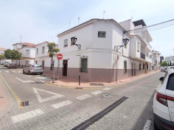 Imagen 1 de ¡INVERSORES! CONJUNTO DE 3 CASAS CON ENCANTO EN EL CORAZÓN DE ESTEPONA
