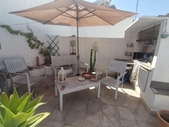 Imagen 2 de DESCUBRE EL ENCANTO DE VIVIR EN EL CENTRO DE ESTEPONA EN ESTA BONITA CASA