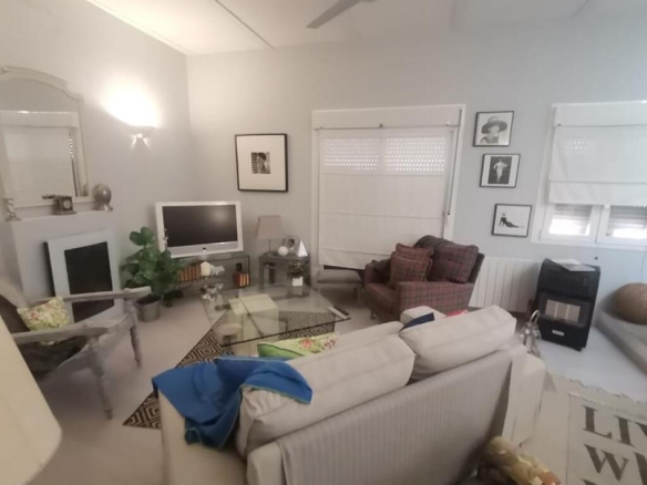 Imagen 3 de DESCUBRE EL ENCANTO DE VIVIR EN EL CENTRO DE ESTEPONA EN ESTA BONITA CASA