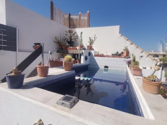 Imagen 1 de DESCUBRE EL ENCANTO DE VIVIR EN EL CENTRO DE ESTEPONA EN ESTA BONITA CASA