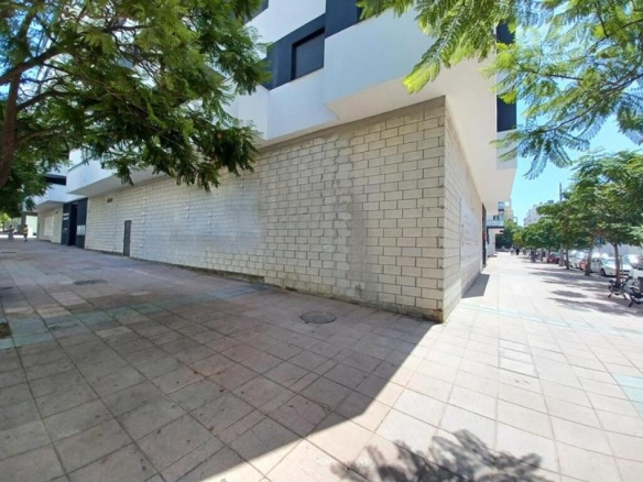 Imagen 3 de LOCAL CON MAS DE 300M2 DE NUEVA CONSTRUCCION Y ESTUPENDA UBICACIÓN