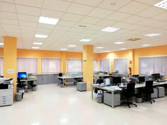 Imagen 1 de ESPECTACULAR LOCAL CON 6 PLAZAS DE GARAJE