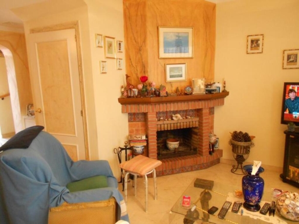 Imagen 4 de MARAVILLOSA CASA ADOSADA CON ESTUPENDO  PATIO ANDALUZ