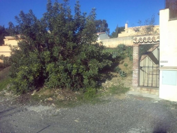 Imagen 1 de FANTASTICA PARCELA UBICADA EN ZONA DE CAMPO DE GOLF. EDIF DEL 25%