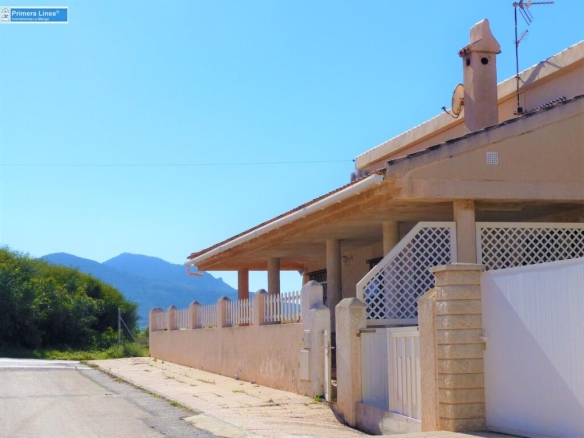 Imagen 2 de Venta de chalet de 816 m2 de parcela y piscina en Mar de Cristal