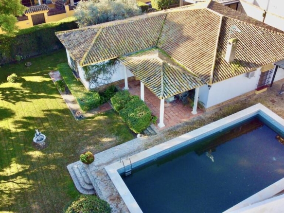 Imagen 3 de Chalet con Piscina y Bodega en Gines