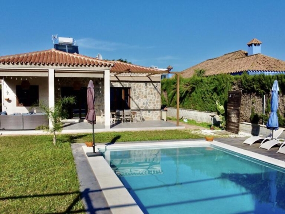 Imagen 3 de CHALET CON PISCINA EN LA JULIANA