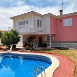 Chalet independiente con piscina privada y jardín por 347000€