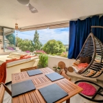 Apartamento reformado con amplia terraza acristalada, vistas al golf y orientación suroeste. por 279000€