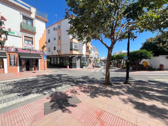 Imagen 2 de SE VENDE PISO OCUPADO POR PERSONA SIN JUSTO TÍTULO EN ESTEPONA