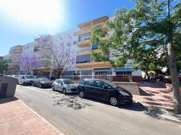 Imagen 1 de SE VENDE PISO OCUPADO POR PERSONA SIN JUSTO TÍTULO EN ESTEPONA