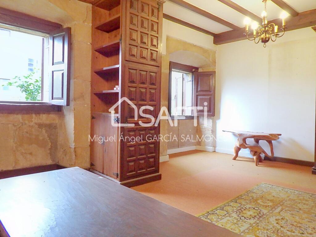 Imagen 2 de "Comillas te espera: Tu vida de ensueño en este chalet lleno de historia."