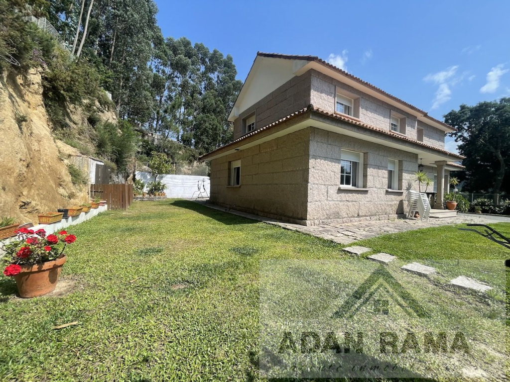 de 325m2 con 5 dormitorios y 3 baños con plaza de garaje
