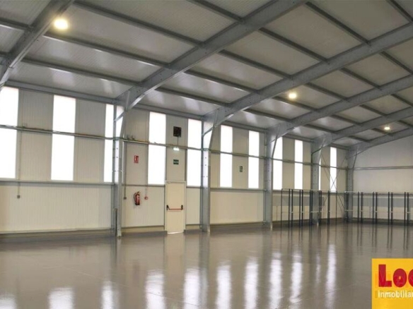 Imagen 3 de Estupenda y amplia nave en alquiler en Santander.