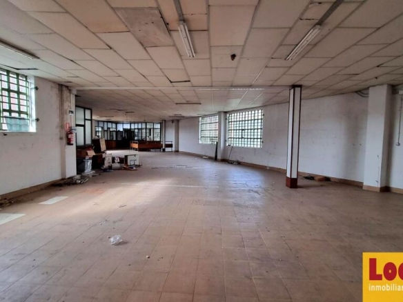 Imagen 2 de Extensa nave industrial con parking en Santander.