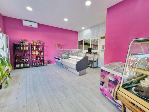 Imagen 2 de ALQUILER CON TRASPASO DE NEGOCIO EN CALLE REAL DE VILLANUEVA DE LA CAÑADA (MADRID)