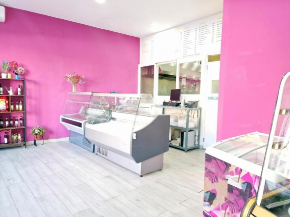 Imagen 4 de ALQUILER CON TRASPASO DE NEGOCIO EN CALLE REAL DE VILLANUEVA DE LA CAÑADA (MADRID)