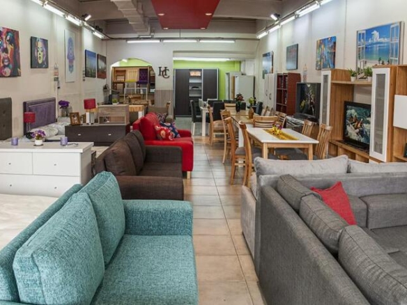 Imagen 1 de Amplia y vérsatil nave comercial en Santander.