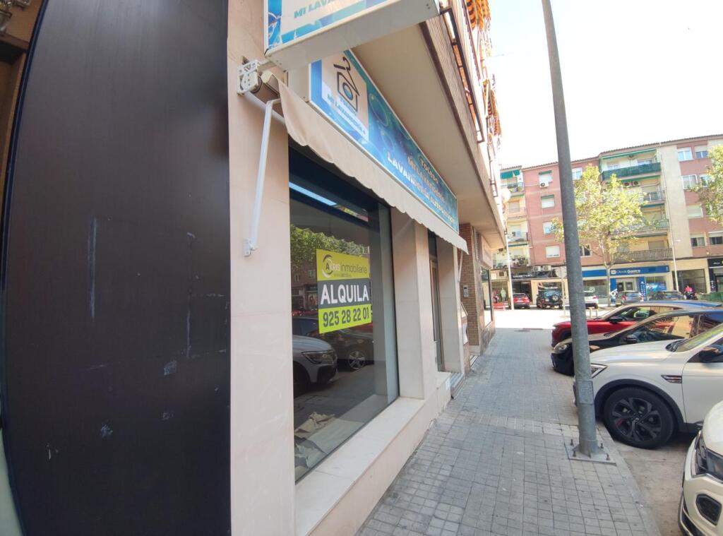 muy bien situado en calle comercial