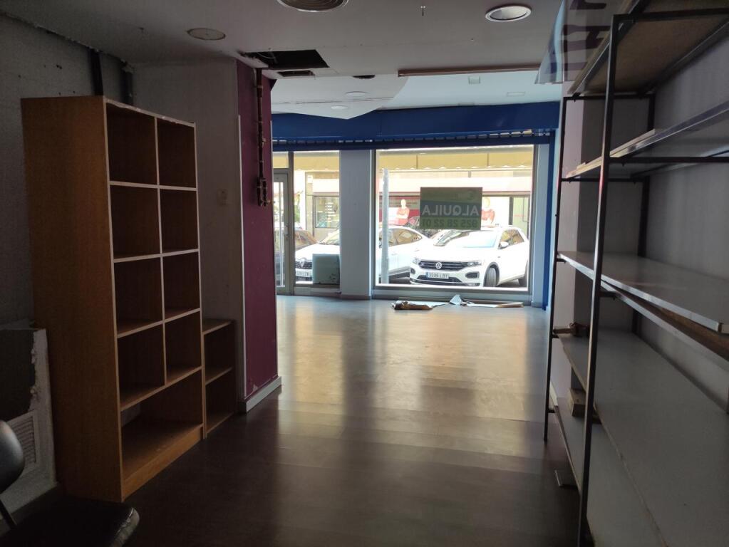muy bien situado en calle comercial