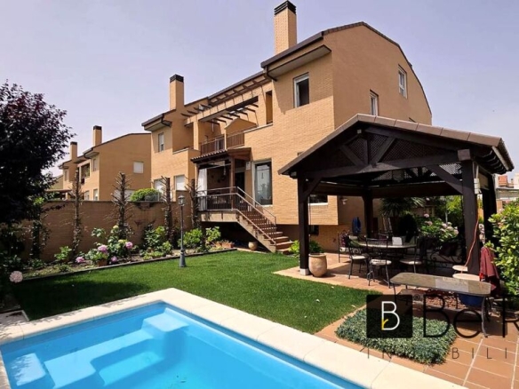 Imagen 1 de ¡CHICAS ESTUDIANTES! HABITACIONES EN PENSIÓN COMPLETA CON PISCINA EN VILLANUEVA DE LA CAÑADA (MADRID).