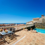 ¡Elegante villa con vistas al mar! 4 dormitorios y amplias zonas exteriores en Loma II – Arguineguín por 1250000€