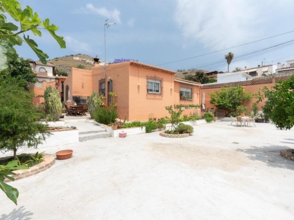 Imagen 2 de Tu refugio mediterráneo en Almuñécar – Casa reformada con gran parcela a solo 5 minutos del mar