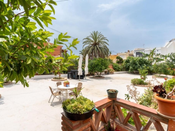 Imagen 3 de Tu refugio mediterráneo en Almuñécar – Casa reformada con gran parcela a solo 5 minutos del mar