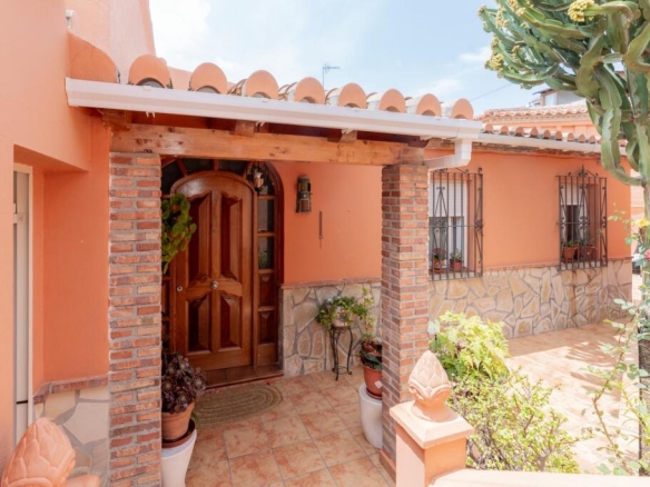 Imagen 4 de Tu refugio mediterráneo en Almuñécar – Casa reformada con gran parcela a solo 5 minutos del mar