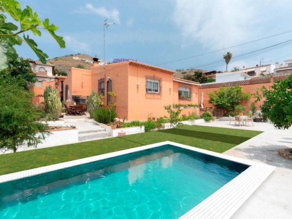 Imagen 1 de Tu refugio mediterráneo en Almuñécar – Casa reformada con gran parcela a solo 5 minutos del mar
