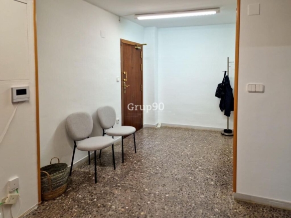Imagen 4 de OFICINA EN  RENTABILIDAD  EN VENTA EN LA ZONA ALTA DE LLEIDA