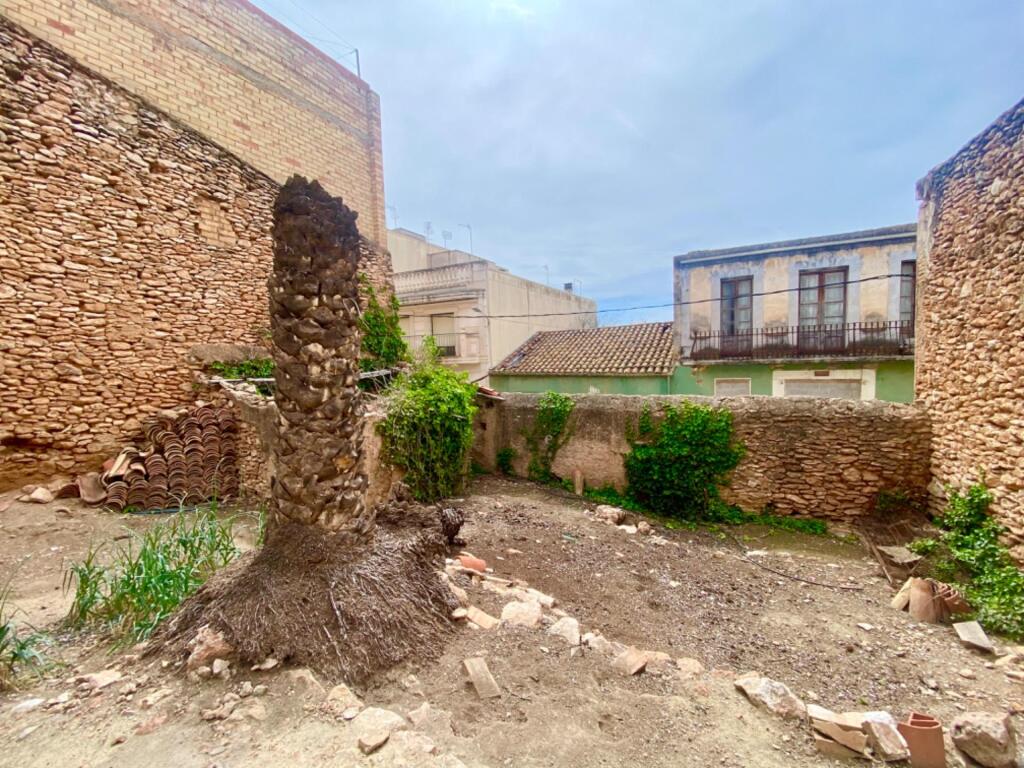 Imagen 2 de Masia con gran patio en el centro del pueblo
