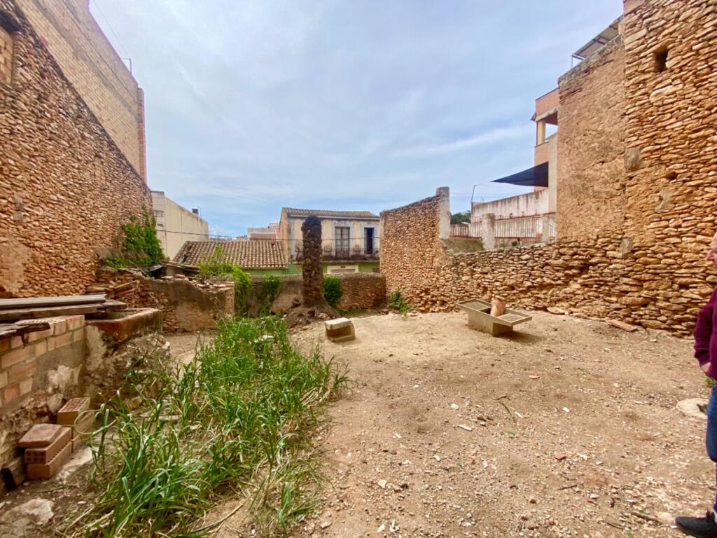 Imagen 3 de Masia con gran patio en el centro del pueblo