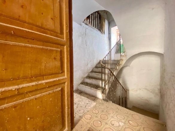 Imagen 4 de Masia con gran patio en el centro del pueblo