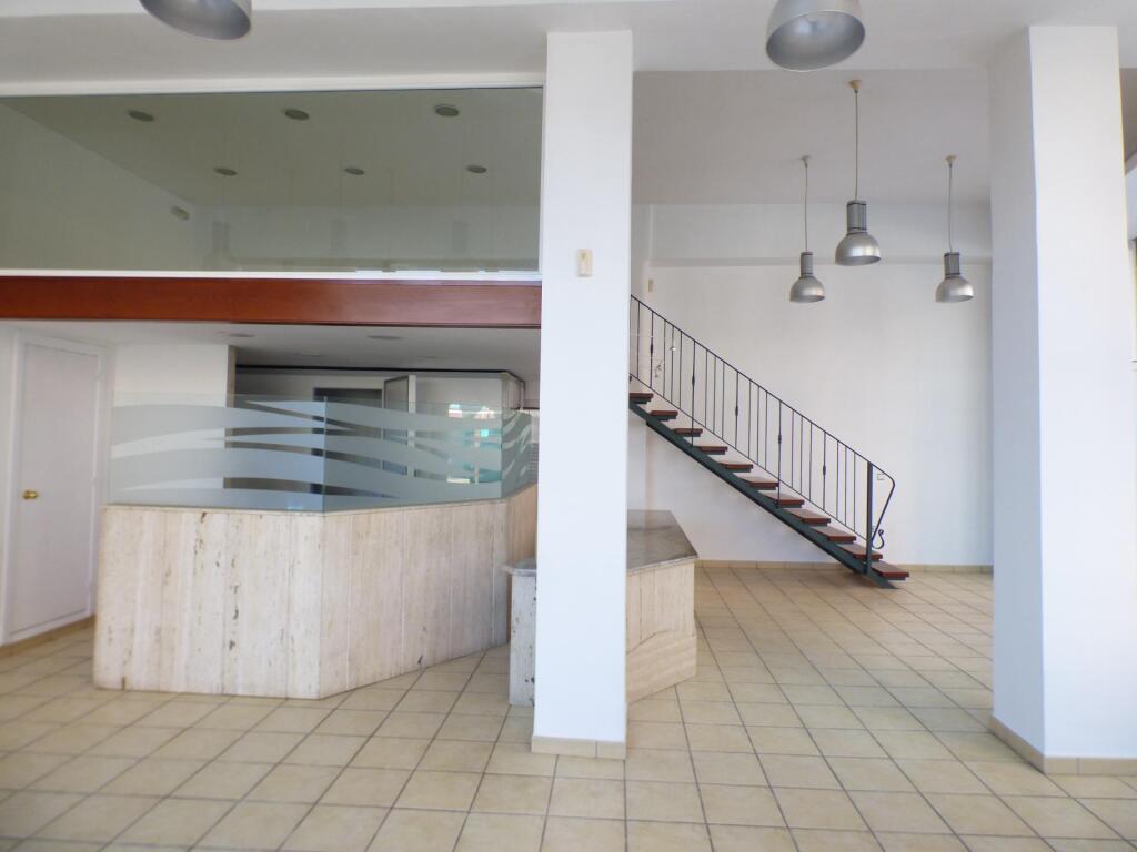 Imagen 2 de LOCAL TOTALMENTE ESQUINERO CON GRAN APARADOR EN ZONA DE PASO DE MANRESA EN VENTA