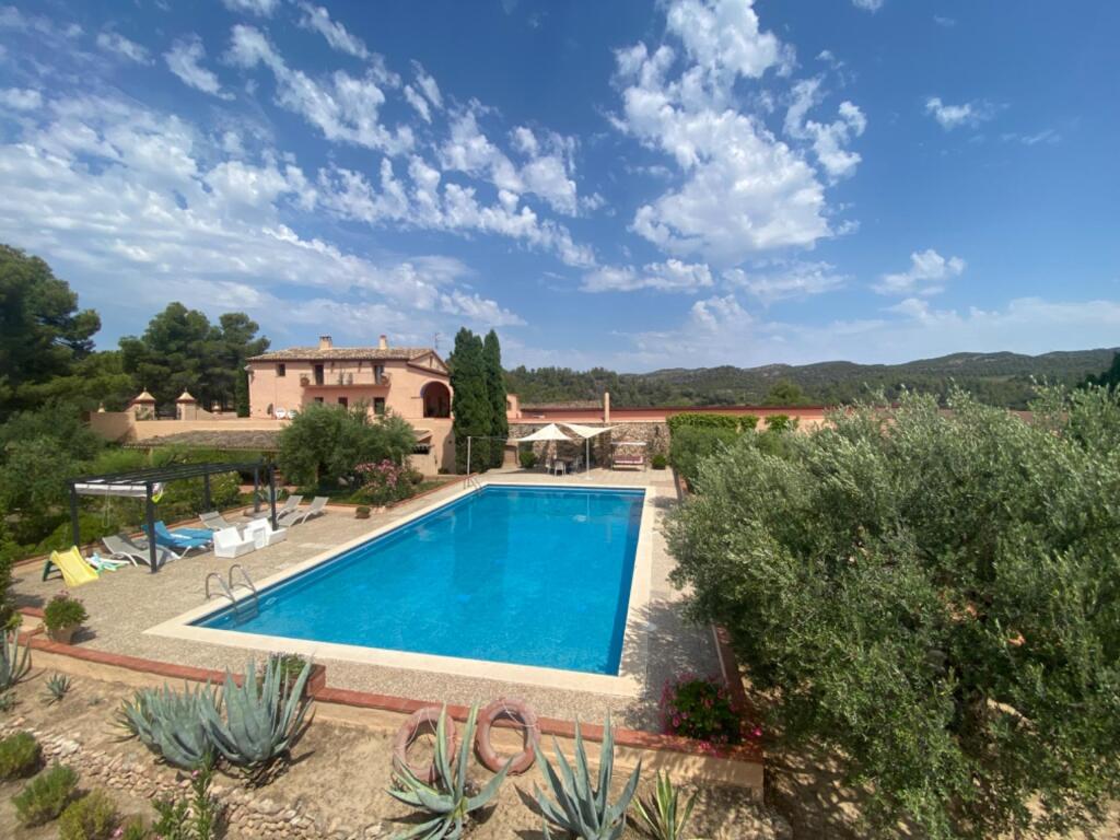 bodegas y 83 ha de terreno en el Priorat