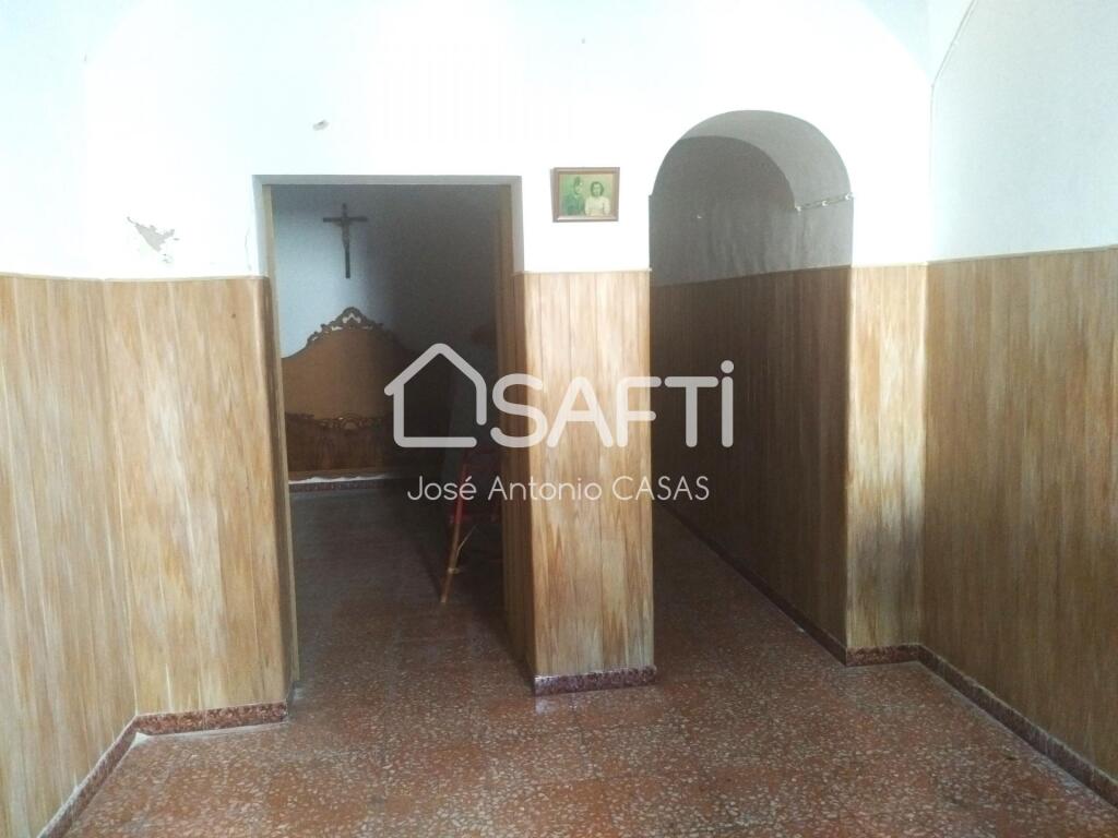 con entrada principal por C/ Parras y Trasera por C/ Cruz. Amplia y con muchas posibilidades. Excelente relación calidad precio. Cochera y Salones de ocio con chimenea. Cuatro dormitorios