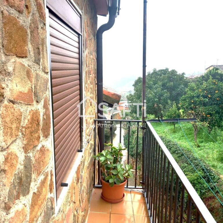 baño completo y terraza en el ático.