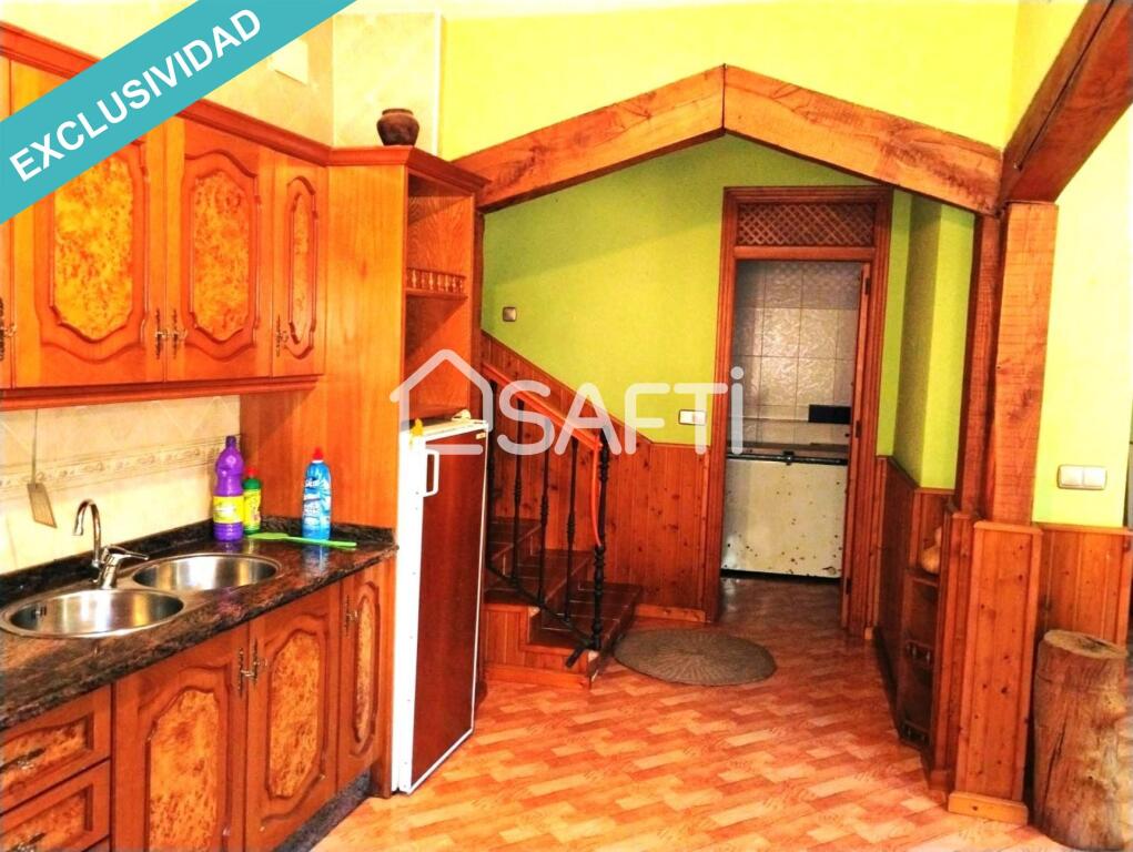 con 6 dormitorios y 2 baños. Precio muy asequible para lo que ofrece. Mejor visitarla.