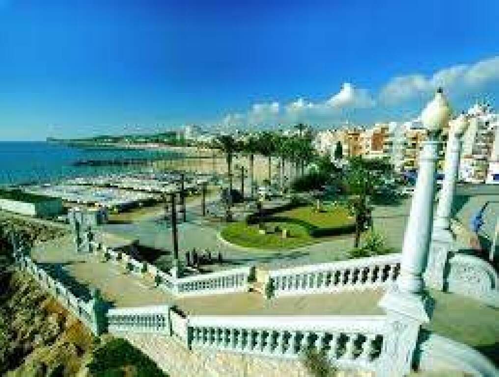 Imagen 2 de Local en venta o alquiler en el Passeig de la Ribera (Paseo Marítimo)